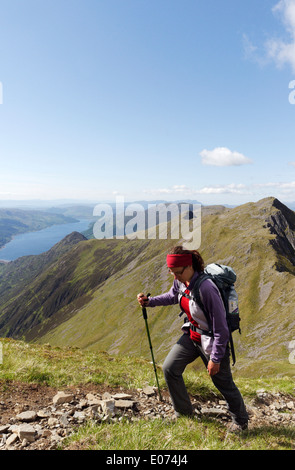 Eine Dame Hillwalker auf dem Aufstieg der Sgurr Fhuaran auf die fünf Schwestern Kintail traverse Stockfoto