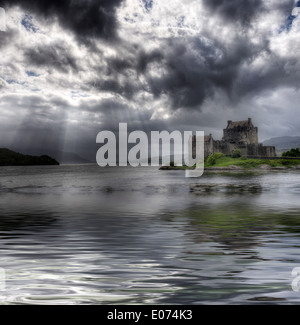 Dramatische Beleuchtung auf Eilean Donan Castle in Schottland Stockfoto