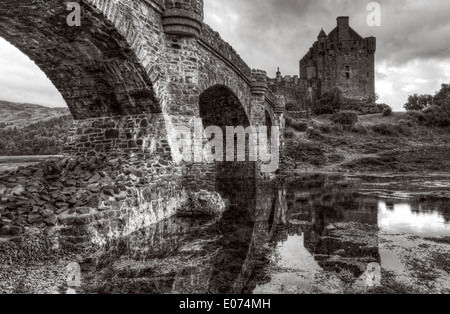 Dramatischer Beleuchtung auf Eliean Donan castle in Schottland Stockfoto