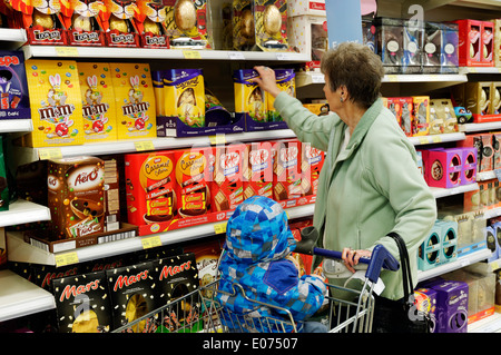 Großmutter und Enkel für Ostereier in Tesco einkaufen Stockfoto