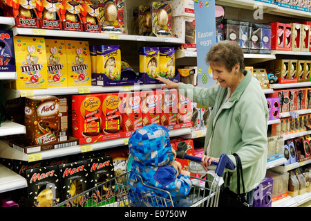 Großmutter und Enkel für Ostereier in Tesco einkaufen Stockfoto