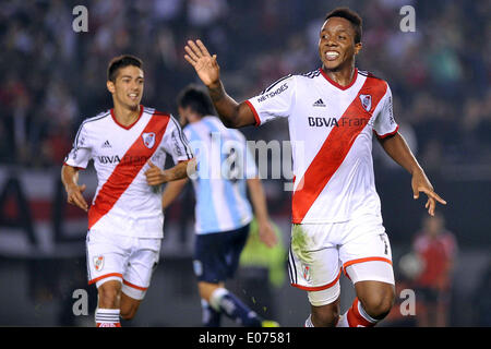 Buenos Aires, Argentinien. 4. Mai 2014. Carlos Carbonero (R) von River Plate feiert während des Spiels die Endrunde gegen Racing Club in das monumentale Stadion in Buenos Aires, der Hauptstadt von Argentinien, am 4. Mai 2014. © Victor Carreira/TELAM/Xinhua/Alamy Live-Nachrichten Stockfoto