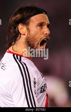 Buenos Aires, Argentinien. 4. Mai 2014. Fernando Cavenaghi von River Plate feiert während des Spiels die Endrunde gegen Racing Club in das monumentale Stadion in Buenos Aires, der Hauptstadt von Argentinien, am 4. Mai 2014. © Julian Alvarez/TELAM/Xinhua/Alamy Live-Nachrichten Stockfoto