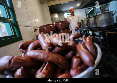 (140505) - SAO PAULO, 5. Mai 2014 (Xinhua)--Bild aufgenommen am 2. Mai 2014 zeigt Feijoada vorbereitet in einem Restaurant in Sao Paulo, Brasilien. Bekannt für seine Landschaft, Fußball und Karneval bietet Brasilien auch eine große Küche, die heimischen, europäischen und afrikanischen Aromen mischt. Ein wichtiger Bestandteil der brasilianischen Gastronomie beinhaltet Barbecue und Grillen sowie die Verwendung von Fleisch, Geflügel, Fisch und tropischen Früchten. Aufgrund der großen brasilianischen Territoriums gibt es viele regionale traditionelle Gerichte, noch die "Feijoada" gilt als das wichtigste Nationalgericht. Einige der beliebtesten Gerichte sind klein Stockfoto