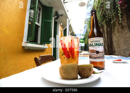 (140505) - SAO PAULO, 5. Mai 2014 (Xinhua)--Bild aufgenommen am 2. Mai 2014 zeigt einen Caipirinha serviert ein Restaurant in Sao Paulo, Brasilien. Bekannt für seine Landschaft, Fußball und Karneval bietet Brasilien auch eine große Küche, die heimischen, europäischen und afrikanischen Aromen mischt. Ein wichtiger Bestandteil der brasilianischen Gastronomie beinhaltet Barbecue und Grillen sowie die Verwendung von Fleisch, Geflügel, Fisch und tropischen Früchten. Aufgrund der großen brasilianischen Territoriums gibt es viele regionale traditionelle Gerichte, noch die "Feijoada" gilt als das wichtigste Nationalgericht. Einige der beliebtesten Gerichte sind kleine cho Stockfoto