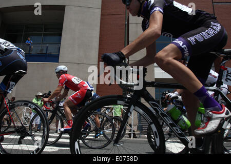 Richmond, Virginia, USA. 4. Mai 2014. Reiter Wettbewerb im 2014 CapTech USA Cycling College Road National Championship Division zwei Straßenrennen in Richmond, Virginia, auf Samstag, 3. Mai 2014. © Scott P. Yates/ZUMAPRESS.com/Alamy Live-Nachrichten Stockfoto