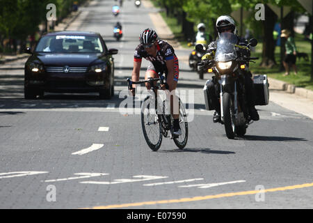 Richmond, Virginia, USA. 4. Mai 2014. Reiter Wettbewerb im 2014 CapTech USA Cycling College Road National Championship Division zwei Straßenrennen in Richmond, Virginia, auf Samstag, 3. Mai 2014. © Scott P. Yates/ZUMAPRESS.com/Alamy Live-Nachrichten Stockfoto