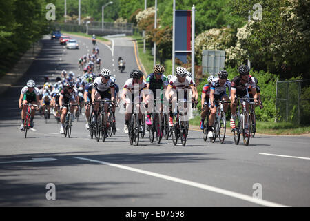 Richmond, Virginia, USA. 4. Mai 2014. Reiter Wettbewerb im 2014 CapTech USA Cycling College Road National Championship Division zwei Straßenrennen in Richmond, Virginia, auf Samstag, 3. Mai 2014. © Scott P. Yates/ZUMAPRESS.com/Alamy Live-Nachrichten Stockfoto