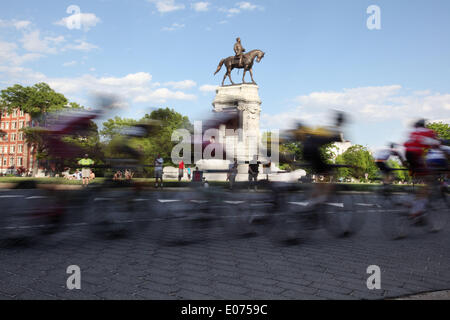 Richmond, Virginia, USA. 4. Mai 2014. Fahrer weitergeben Monument Avenue während 2014 CapTech USA Cycling College Road National Championship Division ein Straßenrennen in Richmond, Virginia, auf Samstag, 3. Mai 2014. © Scott P. Yates/ZUMAPRESS.com/Alamy Live-Nachrichten Stockfoto