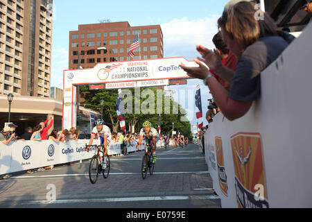 Richmond, Virginia, USA. 4. Mai 2014. Fahrer Ziellinie die des 2014 CapTech USA Cycling College Road National Championship Division ein Straßenrennen in Richmond, Virginia, auf Samstag, 3. Mai 2014. © Scott P. Yates/ZUMAPRESS.com/Alamy Live-Nachrichten Stockfoto