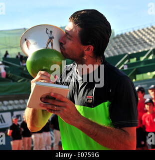 Lissabon, Lissabon. 4. Mai 2014. Carlos Berlocq Argentinien küsst die Trophäe nach besiegte Tomas Berdych aus der Tschechischen Republik während der Portugal Open Finale Stadium Jamor in Oeiras, Stadtrand von Lissabon am 4. Mai 2014. Berlocq gewann 2: 0. © Zhang Liyun/Xinhua/Alamy Live-Nachrichten Stockfoto