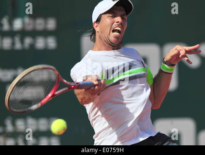 Lissabon, Lissabon. 4. Mai 2014. Carlos Berlocq Argentinien schlägt eine Rückkehr zu Tomas Berdych aus der Tschechischen Republik während der Portugal Open Finale Stadium Jamor in Oeiras, Stadtrand von Lissabon am 4. Mai 2014. Berlocq gewann 2: 0. © Zhang Liyun/Xinhua/Alamy Live-Nachrichten Stockfoto