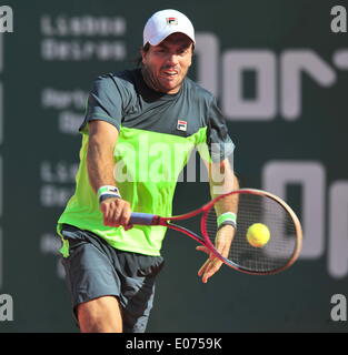 Lissabon, Lissabon. 4. Mai 2014. Carlos Berlocq Argentinien schlägt eine Rückkehr zu Tomas Berdych aus der Tschechischen Republik während der Portugal Open Finale Stadium Jamor in Oeiras, Stadtrand von Lissabon am 4. Mai 2014. Berlocq gewann 2: 0. © Zhang Liyun/Xinhua/Alamy Live-Nachrichten Stockfoto