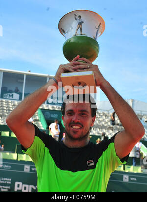 Lissabon, Lissabon. 4. Mai 2014. Carlos Berlocq Argentinien hebt die Trophäe nach besiegte Tomas Berdych aus der Tschechischen Republik während der Portugal Open Finale Stadium Jamor in Oeiras, Stadtrand von Lissabon am 4. Mai 2014. Berlocq gewann 2: 0. © Zhang Liyun/Xinhua/Alamy Live-Nachrichten Stockfoto