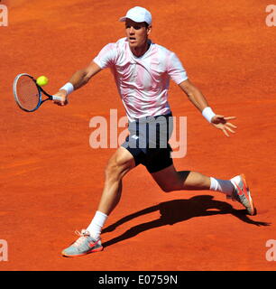 Lissabon, Lissabon. 4. Mai 2014. Tomas Berdych aus der Tschechischen Republik trifft eine Rückkehr zu Carlos Berlocq von Argentinien während der Portugal Open Finale Stadium Jamor in Oeiras, Stadtrand von Lissabon am 4. Mai 2014. Berdych verloren 0-2. © Zhang Liyun/Xinhua/Alamy Live-Nachrichten Stockfoto