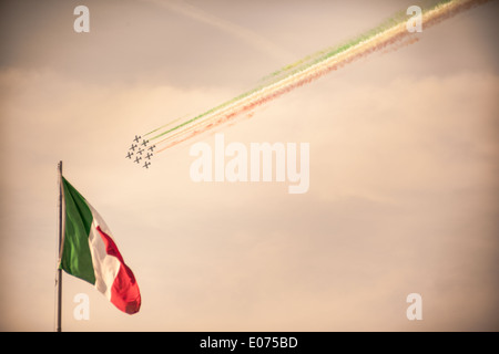 Die italienischen akrobatischen Jet-Kader benannt "Frecce Tricolori" Tricks in den Himmel zu machen Stockfoto