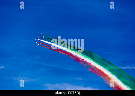 Die italienischen akrobatischen Jet-Kader benannt "Frecce Tricolori" Tricks in den Himmel zu machen Stockfoto