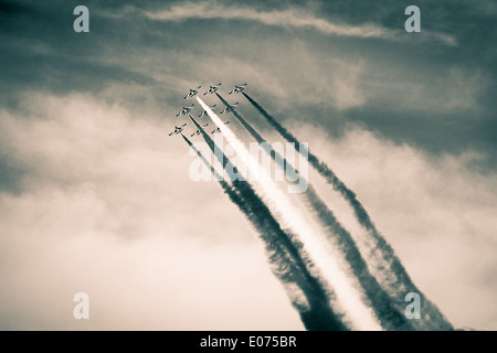 Die italienischen akrobatischen Jet-Kader benannt "Frecce Tricolori" Tricks in den Himmel zu machen Stockfoto