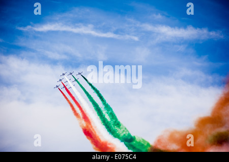 Die italienischen akrobatischen Jet-Kader benannt "Frecce Tricolori" Tricks in den Himmel zu machen Stockfoto