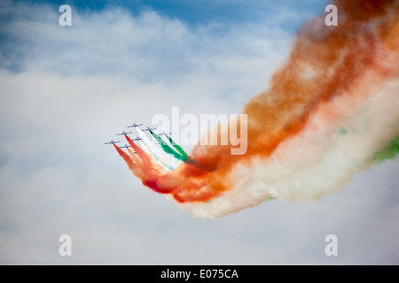 Die italienischen akrobatischen Jet-Kader benannt "Frecce Tricolori" Tricks in den Himmel zu machen Stockfoto