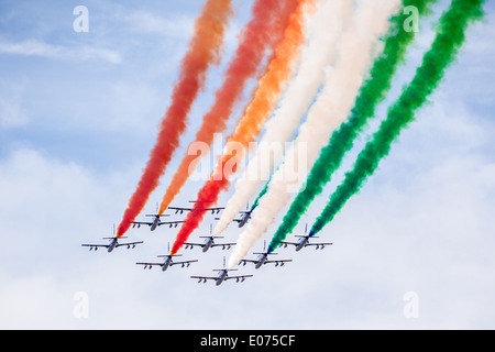 Die italienischen akrobatischen Jet-Kader benannt "Frecce Tricolori" Tricks in den Himmel zu machen Stockfoto