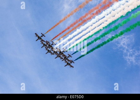 Die italienischen akrobatischen Jet-Kader benannt "Frecce Tricolori" Tricks in den Himmel zu machen Stockfoto