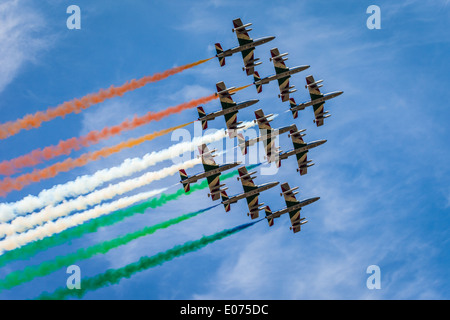 Die italienischen akrobatischen Jet-Kader benannt "Frecce Tricolori" Tricks in den Himmel zu machen Stockfoto