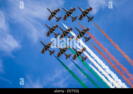 Die italienischen akrobatischen Jet-Kader benannt "Frecce Tricolori" Tricks in den Himmel zu machen Stockfoto