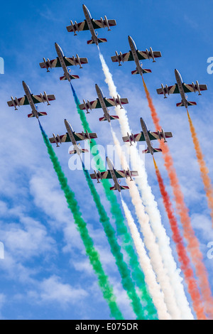 Die italienischen akrobatischen Jet-Kader benannt "Frecce Tricolori" Tricks in den Himmel zu machen Stockfoto