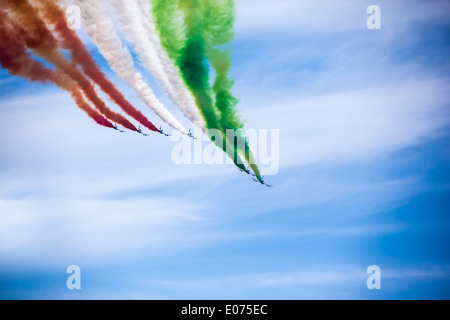 Die italienischen akrobatischen Jet-Kader benannt "Frecce Tricolori" Tricks in den Himmel zu machen Stockfoto