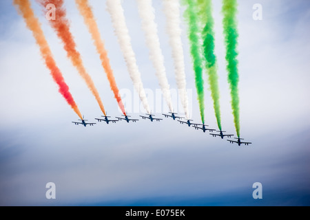 Die italienischen akrobatischen Jet-Kader benannt "Frecce Tricolori" Tricks in den Himmel zu machen Stockfoto