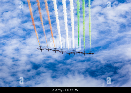 Die italienischen akrobatischen Jet-Kader benannt "Frecce Tricolori" Tricks in den Himmel zu machen Stockfoto