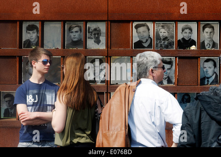 Menschen, die von der Gedenkstatte Berliner Mauer-Gedenkstätte für die Toten an der Berliner Mauer an der Bernauer Straße Stockfoto