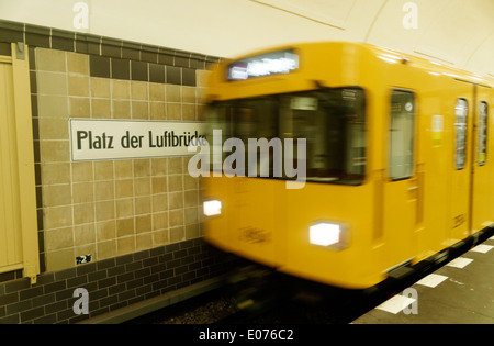 Platz der Luftbrucke U-Bahnstation. Platz der Luftbrucke erinnert an die Berliner Luftbrücke 1948-1949 Stockfoto