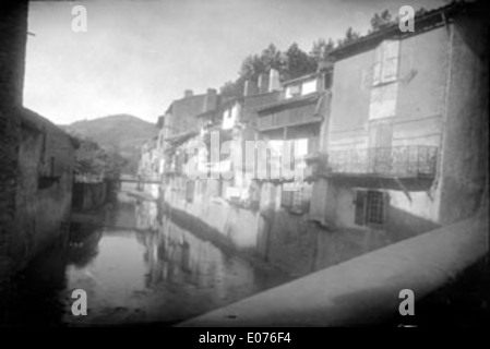 Dieses Gemälde zeigt die Häuser entlang des Flusses Agout in Castres, einer Stadt in Südfrankreich. Das Kunstwerk unterstreicht den architektonischen Stil und die ruhige Lage am Fluss. Stockfoto
