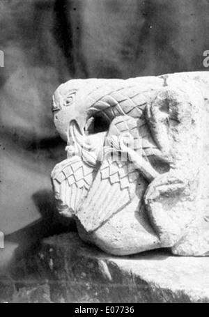 Dieses Foto vom April 1882 zeigt ein Chapiteau (Baldachin) in Saint-Antonin, Frankreich, das das Design des Gebäudes und die Atmosphäre der Stadt während des späten 19. Jahrhunderts einfängt. Stockfoto