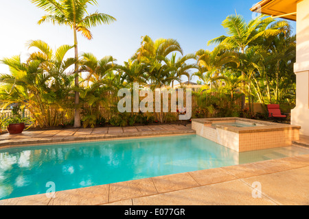 Luxus-Villa mit Pool und Whirlpool bei Sonnenuntergang Stockfoto