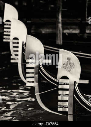 Stahl Bug-Köpfe von Gondeln vor Anker am Canal San Marco, Venedig, Italien. Stockfoto