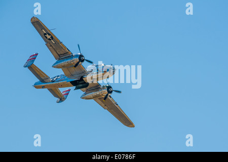 Chrom, körperreich, Zweiter Weltkrieg Ära, Mitchell B-25 Bomber gegen einen klaren, blauen Himmel über Columbus, Georgia, USA. Stockfoto