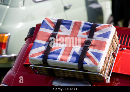Union Jack Picknickkorb auf der Rückseite eines klassischen Fahrzeugs Stockfoto