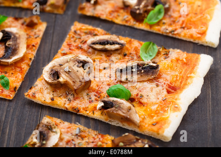 Vegetarische Pizza mit Pilzen Stockfoto