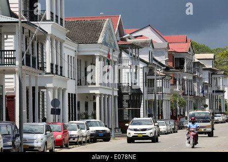 Niederländischen kolonialen Häuser an der Waterkant Street (Waterfront) in Paramaribo, der Hauptstadt von Suriname, Südamerika Stockfoto