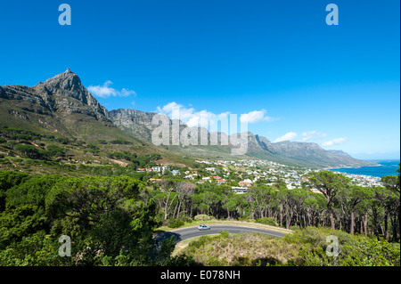Table Mountain zwölf Apostel und Camps Bay, Anzeigen von Kloof Road, Kapstadt, Südafrika Stockfoto
