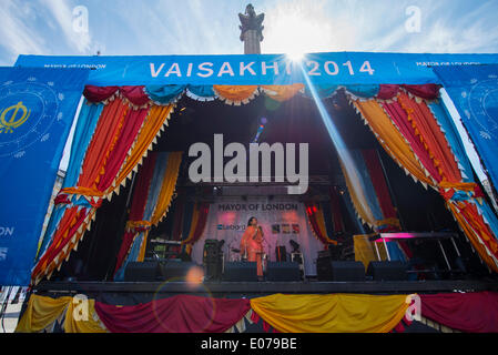 Trafalgar Square, London UK. 4. Mai 2014. Des Bürgermeisters Vaisakhi Festival, in Partnerschaft mit Sony Entertainment Networks, findet in starke Frühlingssonne, den heiligsten Tag im Sikh Kalender mit zahlreichen live Art Künstler bis zu den großen Massen zu feiern. Sonia Panesar auf der Bühne unter Nelsons Säule. Bildnachweis: Malcolm Park Leitartikel/Alamy Live-Nachrichten Stockfoto