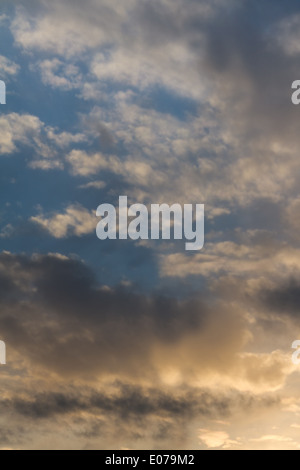 ein Schuss von einem sehr dramatischen Himmel in der Abenddämmerung Stockfoto