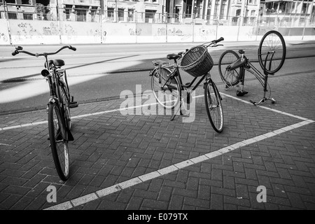 Fahrräder stehen auf einem Parkplatz. Amsterdam, Niederlande Stockfoto