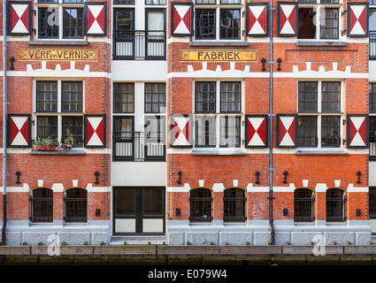 Außenseite des malerischen Häusern an einem Kanal in Amsterdam, Niederlande Stockfoto