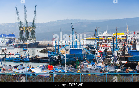 Tanger, Marokko - 22. März 2014: Bunte Fragment der alten Hafen mit kleinen Fischerbooten und Matrosen bei der Arbeit Stockfoto