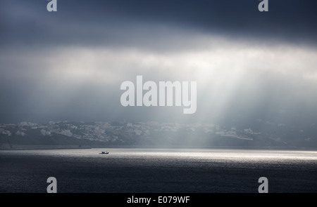 Sonnenlicht geht durch stürmischen Wolken. Tanger, Marokko Stockfoto