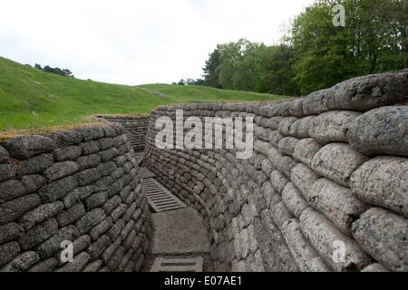 Rekonstruierte Graben im Schlachtfeld Park in der Nähe von Canadian National Vimy Memorial in Vimy/Frankreich (Region Nord-Pas-De-Calais), aufgenommen am 22. April 2014 Stockfoto